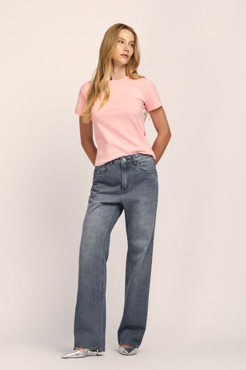 slow style, roupas, roupa feminina, calça jeans cassia cinza, calça reta cós alto, calça jeans desfiada, calça jeans versátil.
