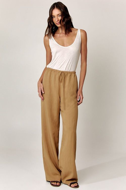 slow style, roupas, roupa feminina,  regata básica feminina, regata decote profundo, regata branca versátil, moda casual, regata para sobreposição.