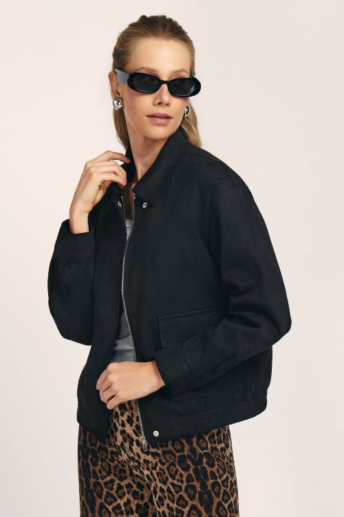 slow style, roupas, roupa feminina, jaqueta ieda  preta, jaqueta feminina, jaqueta com ziper e gola, jaqueta com ajuste de elástico, jaquetas com bolsos funcionais