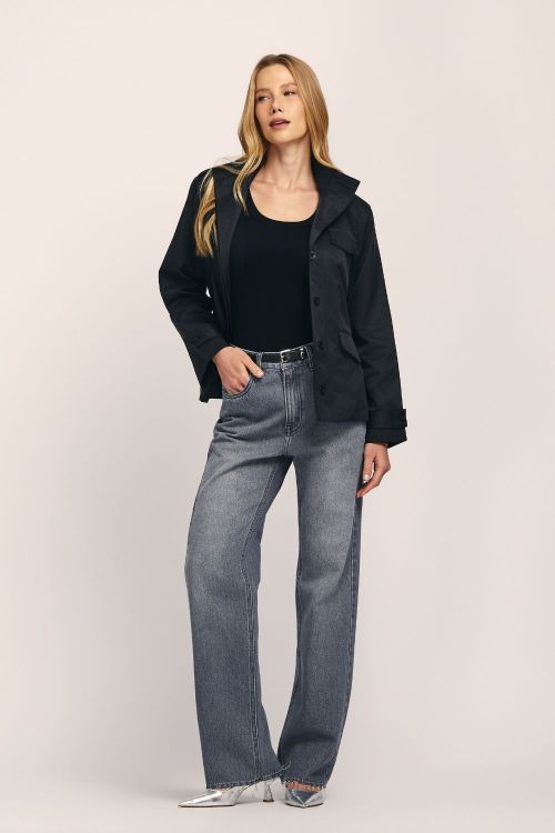 slow style, roupas, roupa feminina, calça jeans cassia cinza, calça reta cós alto, calça jeans desfiada, calça jeans versátil.