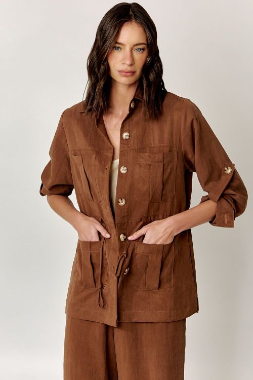 slow style, roupas, roupa feminina, parka feminina marrom, parka cristal com toque peletizado, parka com bolsos utilitários e ajuste na cintura. 