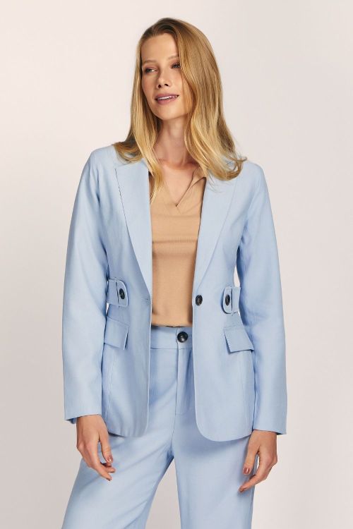 slow style, roupas, roupa feminina, blazer felipa azul claro, blazer feminino em alfaiataria leve, com lapela clássica, botão frontal e bolsos com fivela, elegante e versátil.
