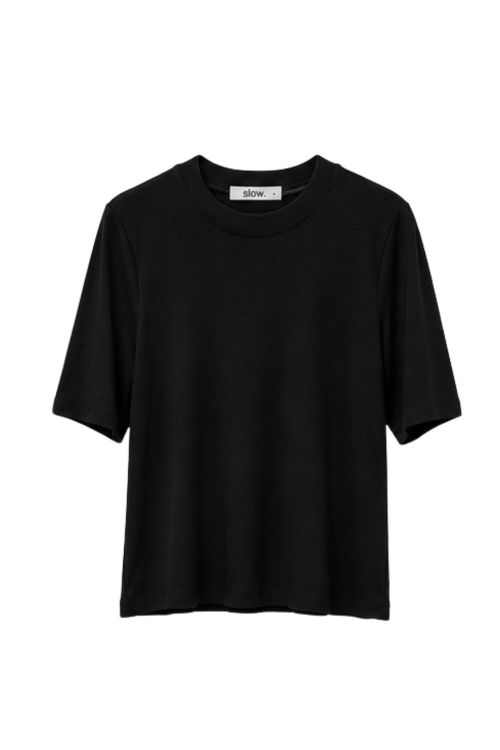slow style, roupas, roupa feminina, blusa lucy preto, blusa feminina, blusa básica feminina, blusa manga curta, blusa casual, blusa minimalista, blusa confortável, moda feminina, blusa versátil.