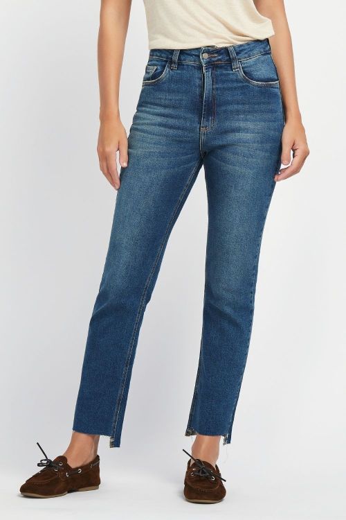 Calça jeans feminina, calça jeans jaqueline reta, calça jeans azul escura, calça feminina cintura alta, calça jeans casual, calça jeans moderna, calça jeans confortável.