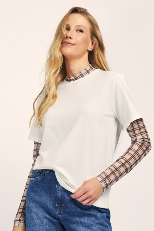 slow style, roupas, roupa feminina, blusa debora off white , blusa feminina minimalista, blusa básica elegante, blusa leve para o verão, blusa feminina de tecido confortável.