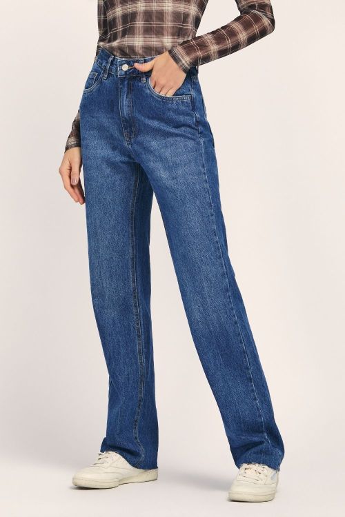 slow style, roupas, roupa feminina, calça jeans cassia, calça reta cós alto, calça jeans desfiada, calça jeans versátil.