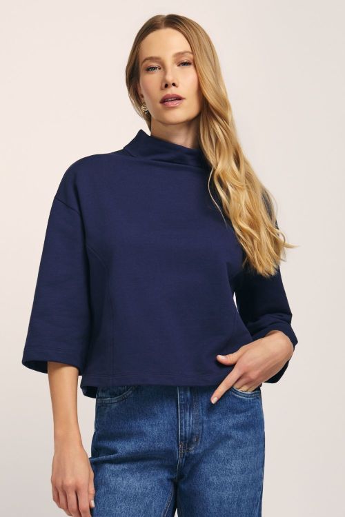 slow style, roupas, roupa feminina, blusa heloisa azul marinho, blusa gola alta feminina, blusa casual feminina, blusa confortável feminina, moda feminina elegante, blusa minimalista, blusa manga 3/4, look casual chic feminino