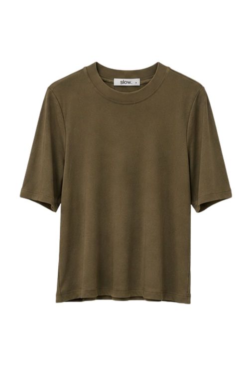 slow style, roupas, roupa feminina, blusa lucy militar, blusa feminina, blusa básica feminina, blusa manga curta, blusa casual, blusa minimalista, blusa confortável, moda feminina, blusa versátil.