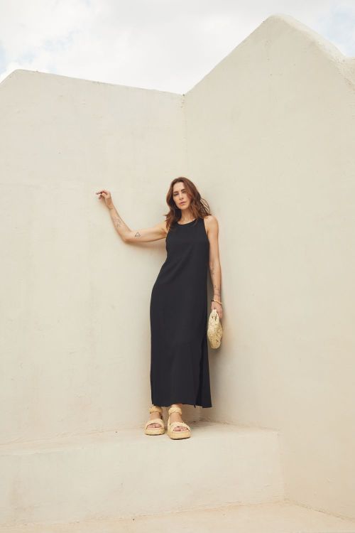 slow style, roupas, roupa feminina, vestido eloisa preto, vestido midi, vestido elegante, vestido fluido, vestido com recorte nas costas, vestido minimalista, vestido casual sofisticado.