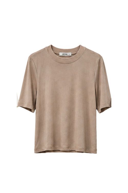 slow style, roupas, roupa feminina, blusa lucy bege, blusa feminina, blusa básica feminina, blusa manga curta, blusa casual, blusa minimalista, blusa confortável, moda feminina, blusa versátil.