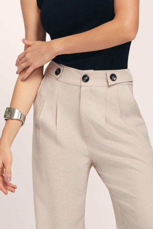 slow style, roupas, roupa feminina, pantalona felipa bege, calça feminina, calça estilo alfaiatado, calça cintura alta, calça social feminina, calça reta feminina