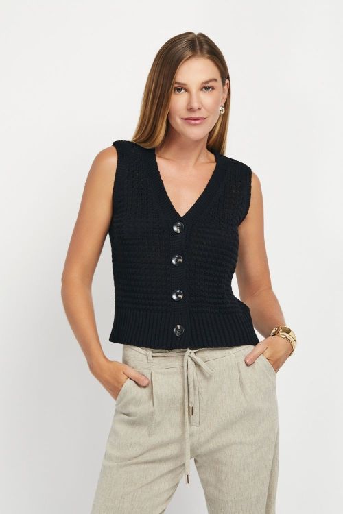 slow style, roupas, roupa feminina, colete gaby preto, colete de tricot feminino, colete com botões, tricot vazado, colete feminino elegante, moda feminina.