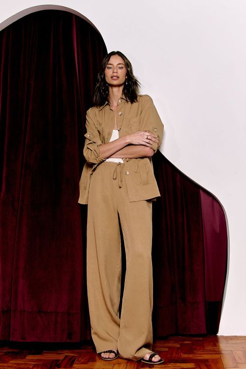 slow style, roupas, roupa feminina, calça pantalona bege, calça feminina confortável, calça ampla com forro, calça de verão elegante, calça em liocel com poliamida.