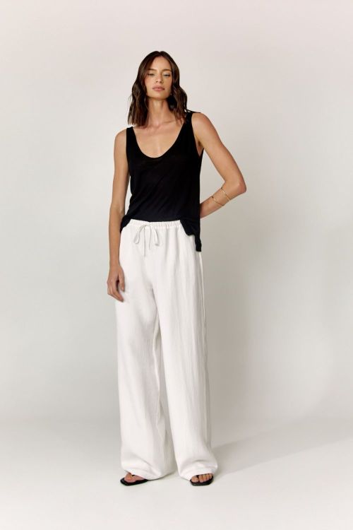 slow style, roupas, roupa feminina, regata básica feminina, regata decote profundo, regata preta versátil, moda casual, regata para sobreposição.