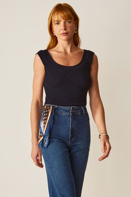 slow style, roupas, roupa feminina, blusa regata azul marinho, blusa de tricot feminina, regata confortável, moda casual feminina.

