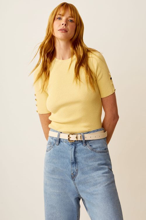 slow style, roupas, roupa feminina, blusa feminina amarela, blusa com botões dourados, moda casual elegante, blusa justa de tricot.