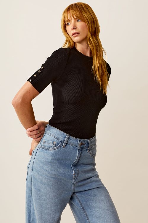 slow style, roupas, roupa feminina, blusa feminina preta, blusa com botões dourados, moda casual elegante, blusa justa de tricot.