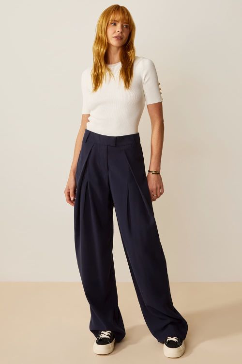 slow style, roupas, roupa feminina,calça alfaiataria feminina, pantalona azul marinho, calça cintura alta elegante, calça com pregas, calça social confortável, calça sofisticada e versátil.