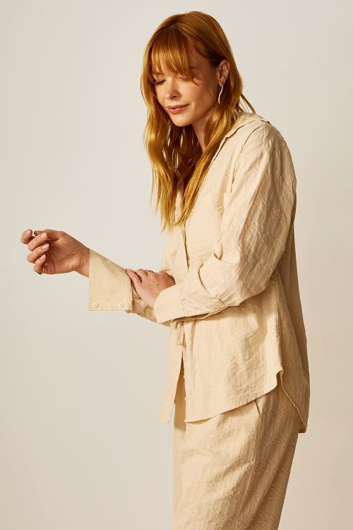 slow style, roupas, roupa feminina, camisa feminina bege, camisa cintia de algodão texturizada, camisa de alfaiataria leve, camisa casual chic
