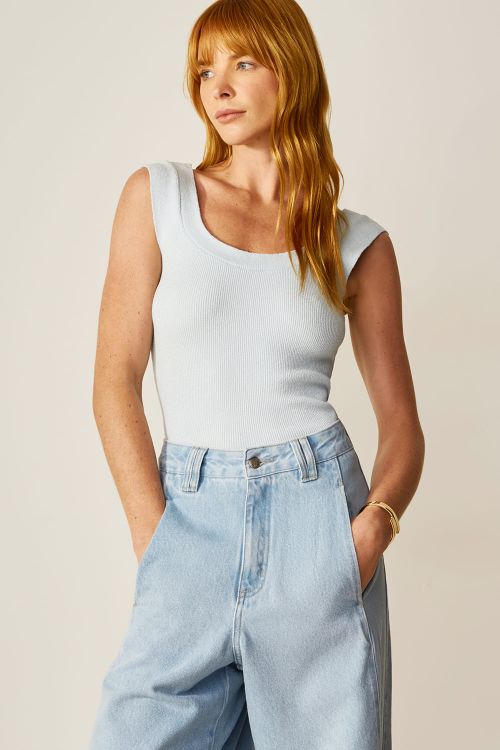 slow style, roupas, roupa feminina, blusa regata azul, blusa de tricot feminina, regata confortável, moda casual feminina.