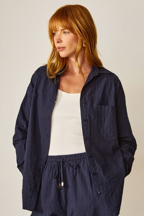 slow style, roupas, roupa feminina, camisa feminina azul-marinho, camisa cintia de algodão texturizada, camisa de alfaiataria leve, camisa casual chic