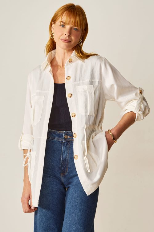 slow style, roupas, roupa feminina, parka feminina branco, parka cristal com toque peletizado, parka com bolsos utilitários e ajuste na cintura. 