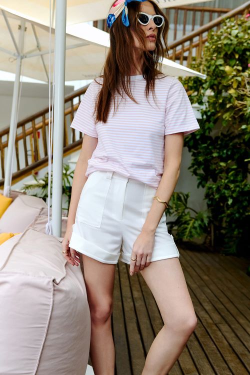 slow style, roupas, roupa feminina, shorts feminino alfaiatado, shorts dalila branco, shorts cintura alta, shorts com botão lateral, shorts casual feminino, shorts com dobra na barra