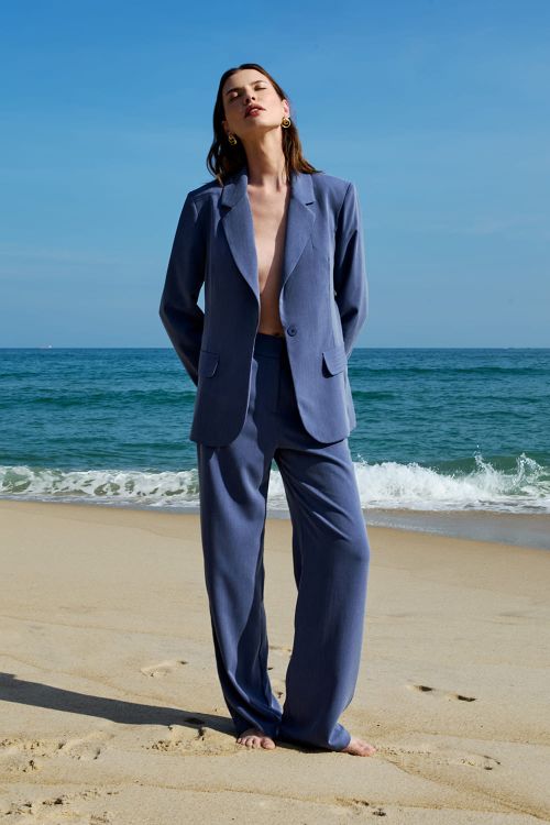 slow style, roupas, roupa feminina, calça dalia reta feminina, calça cintura alta azul, calça elegante feminina, calça de tecido leve, calça versátil feminina.