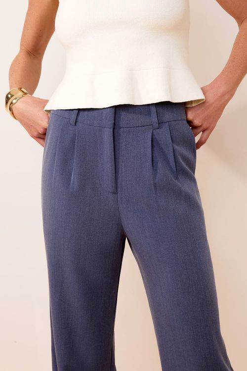 slow style, roupas, roupa feminina, calça dalia reta feminina, calça cintura alta azul, calça elegante feminina, calça de tecido leve, calça versátil feminina.
